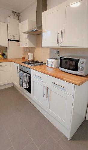 Very Spacious Two Bedroom Converted Apartment In East Croydon