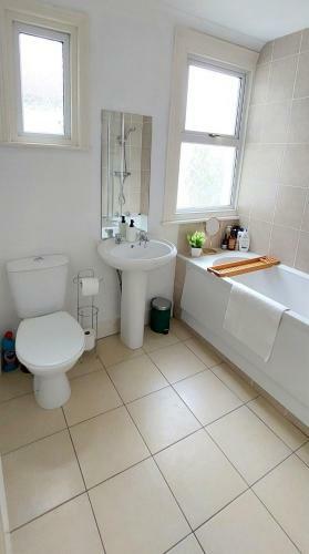 Very Spacious Two Bedroom Converted Apartment In East Croydon