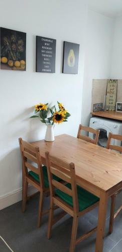 Very Spacious Two Bedroom Converted Apartment In East Croydon