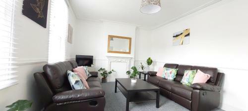 Very Spacious Two Bedroom Converted Apartment In East Croydon