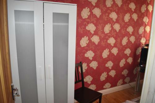 Hostal Lux House Near Tram Station And Ikea