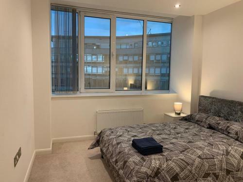 Modern 2 Bed 2 Bath Apartment In Central Croydon!