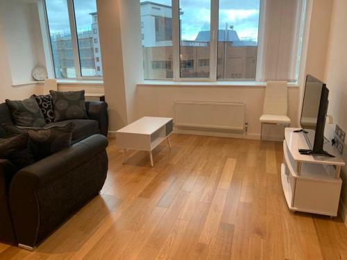 Modern 2 Bed 2 Bath Apartment In Central Croydon!