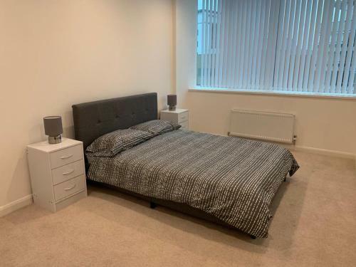 Modern 2 Bed 2 Bath Apartment In Central Croydon!