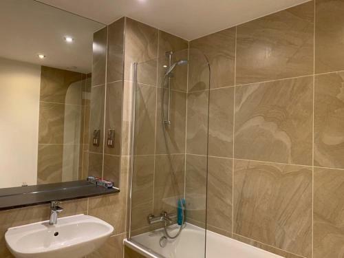 Modern 2 Bed 2 Bath Apartment In Central Croydon!