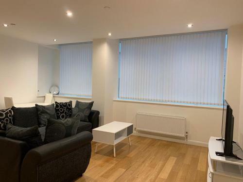 Modern 2 Bed 2 Bath Apartment In Central Croydon!