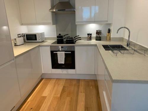 Modern 2 Bed 2 Bath Apartment In Central Croydon!