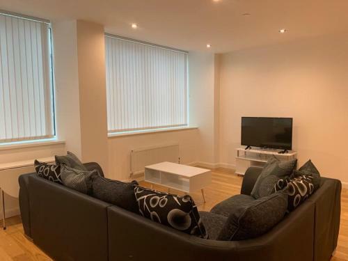 Modern 2 Bed 2 Bath Apartment In Central Croydon!