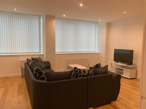 Modern 2 Bed 2 Bath Apartment In Central Croydon!