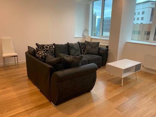 Modern 2 Bed 2 Bath Apartment In Central Croydon!
