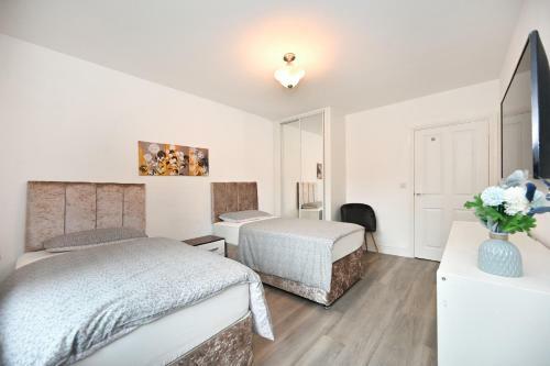 Luxury 2 Bedroom, 2 Bath Apartment, Prime Location