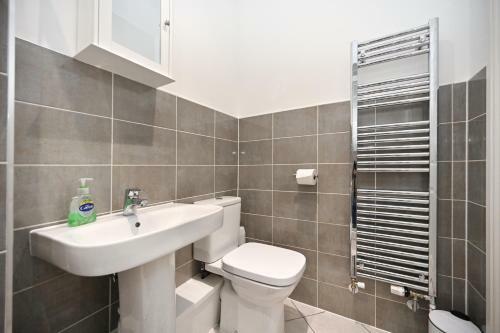 Luxury 2 Bedroom, 2 Bath Apartment, Prime Location