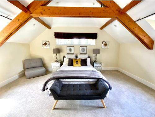 The Mirror Suite, Burway House On The River Thames