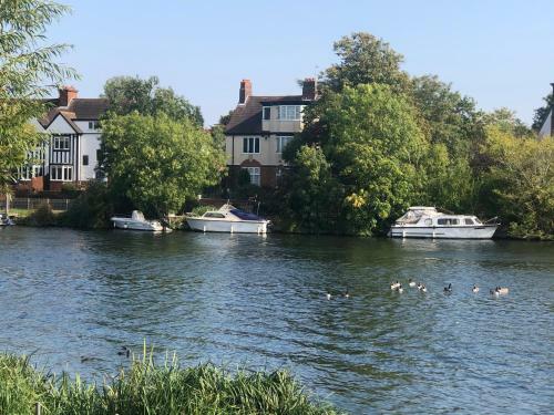The Mirror Suite, Burway House On The River Thames