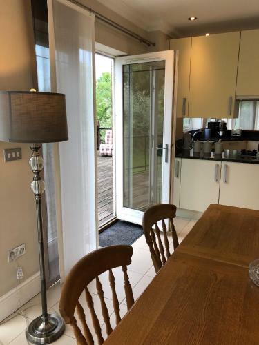 The Mirror Suite, Burway House On The River Thames