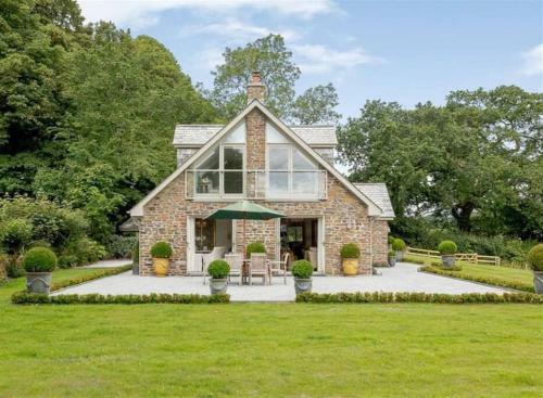 Superb Five Star Quality Gatehouse ? Perfect For Food Lovers