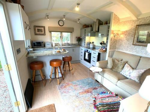 Lodge Stunning Shepherds Hut With Superb Views & Fire Pit