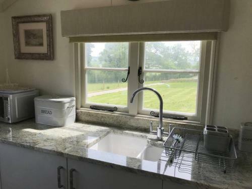 Lodge Stunning Shepherds Hut With Superb Views & Fire Pit