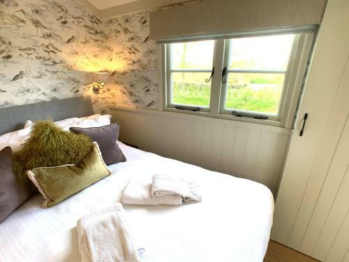 Lodge Stunning Shepherds Hut With Superb Views & Fire Pit