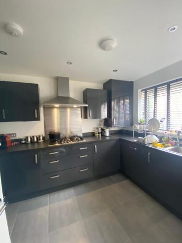 New Modern King Size Room With Ensuite And Parking