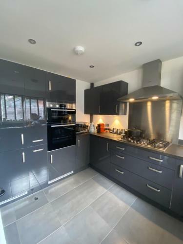 New Modern King Size Room With Ensuite And Parking
