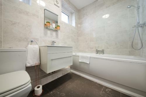 Gorgeous Manchester Home With Garden & Parking