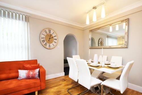 Gorgeous Manchester Home With Garden & Parking