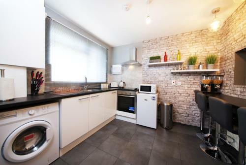 Gorgeous Manchester Home With Garden & Parking