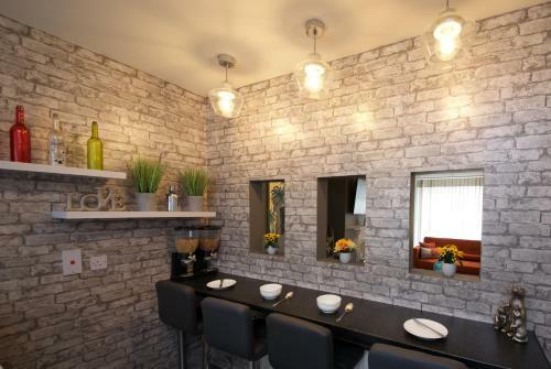 Gorgeous Manchester Home With Garden & Parking