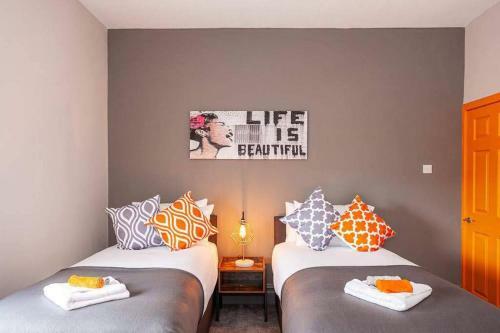 Spacious Refurbished Manchester Pad -sleeps Upto 8