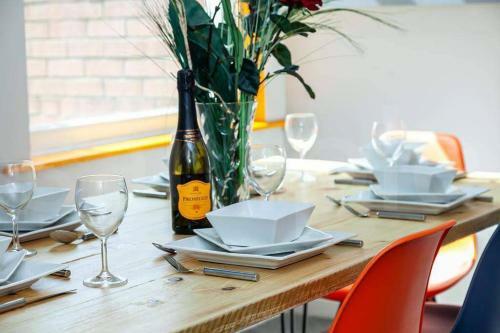 Spacious Refurbished Manchester Pad -sleeps Upto 8