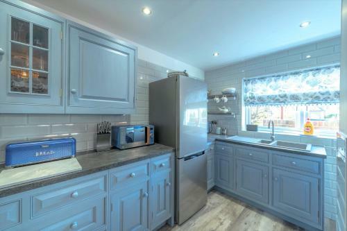 Seaside Breaks - Stylish, Split-level Apartment In Meads Village
