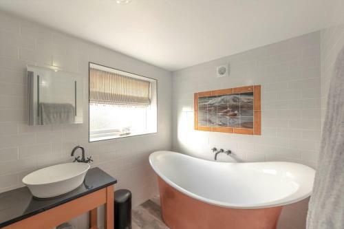 Seaside Breaks - Stylish, Split-level Apartment In Meads Village