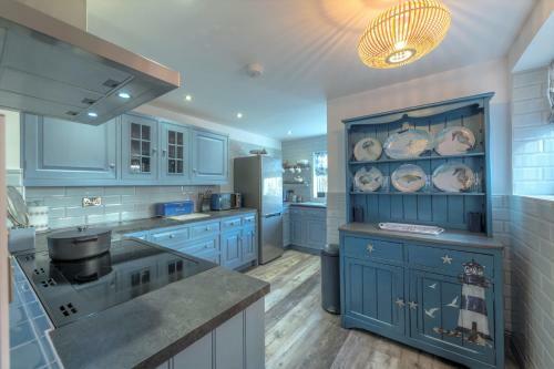 Seaside Breaks - Stylish, Split-level Apartment In Meads Village