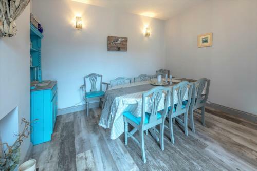 Seaside Breaks - Stylish, Split-level Apartment In Meads Village