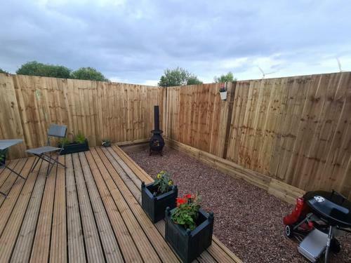 Lakeside Swallow Lodge - Private Hot Tub