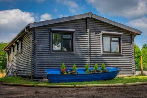 Lakeside Swallow Lodge - Private Hot Tub