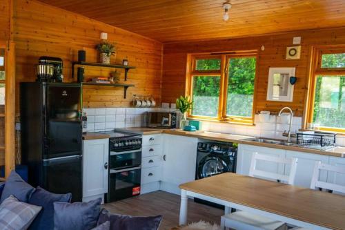 Lakeside Swallow Lodge - Private Hot Tub