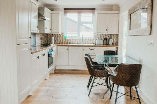 Well Equipped Large Home With Hot Tub & Log Burner