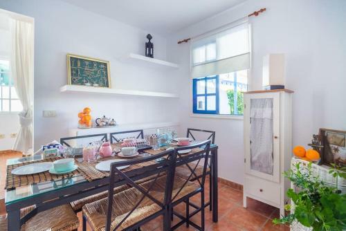 Fabulous Bungalow , Wifi, Swimming Pool And Beach