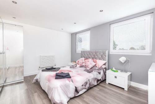Modern & Minimalist Duplex Apartment, Sleeps 6!