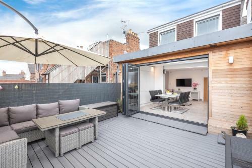 Modern & Minimalist Duplex Apartment, Sleeps 6!