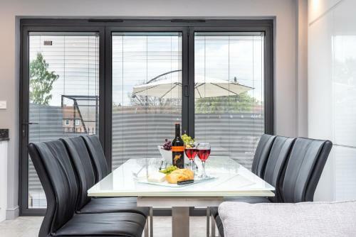 Modern & Minimalist Duplex Apartment, Sleeps 6!