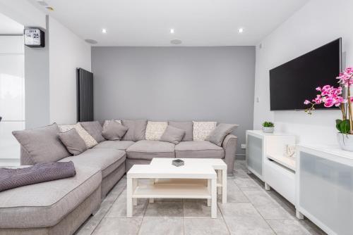 Modern & Minimalist Duplex Apartment, Sleeps 6!