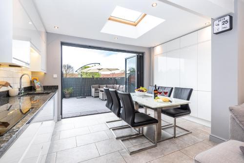 Modern & Minimalist Duplex Apartment, Sleeps 6!