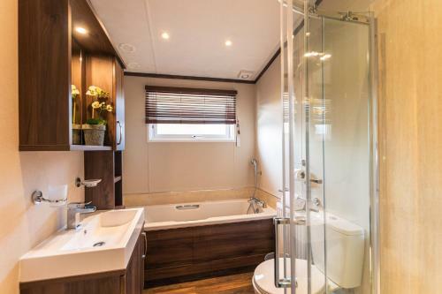 Sutton Lodge With Hot Tub