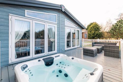 Sutton Lodge With Hot Tub