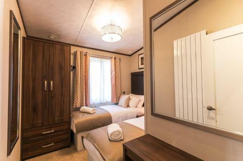 Sutton Lodge With Hot Tub