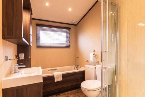 Sutton Lodge With Hot Tub