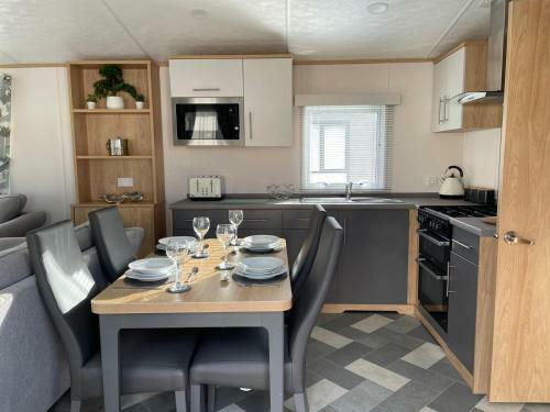 Yorkshire Lodge With Hot Tub